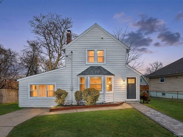 19 West side Avenue, Bay Shore NY 11706