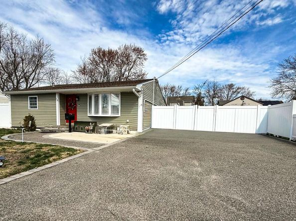 13 E Walnut Street, Central Islip NY 11722