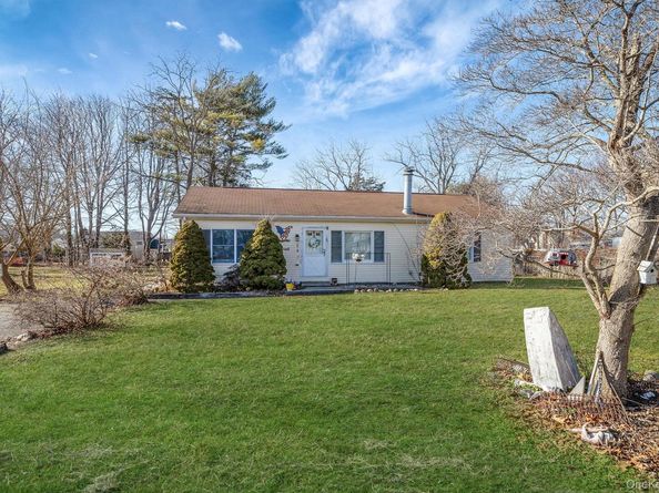 72 Locust Avenue, Oakdale NY 11769