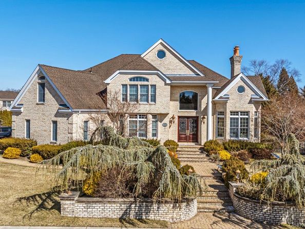 22 Turnberry Court, Dix Hills NY 11746