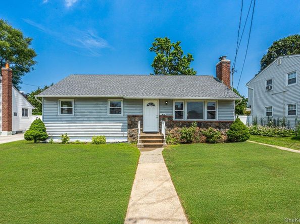 19 Dakota Street, Hicksville NY 11801