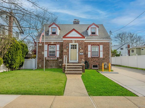 76 Davison Avenue, Lynbrook NY 11563