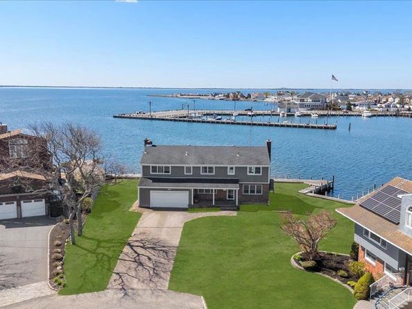 160 Sequams Lane W, West Islip NY 11795