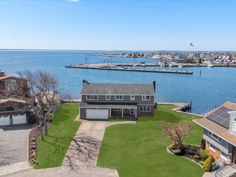 160 Sequams Lane W, West Islip NY 11795