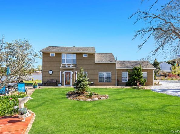 70 Featherbed Lane, Oakdale NY 11769