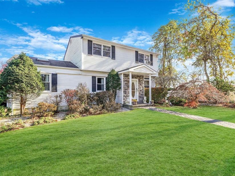 10 Marchant Drive, Saint James NY 11780