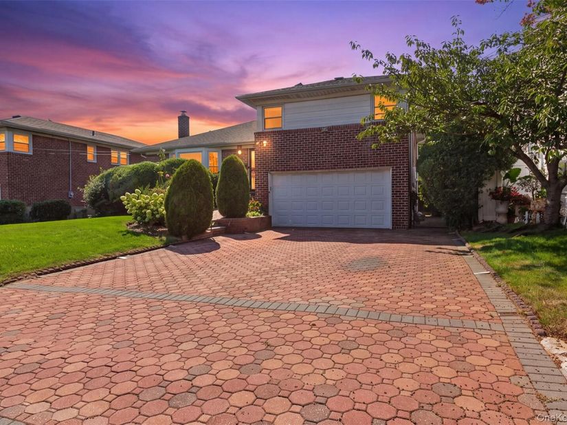 786 E Carl Avenue, Baldwin NY 11510