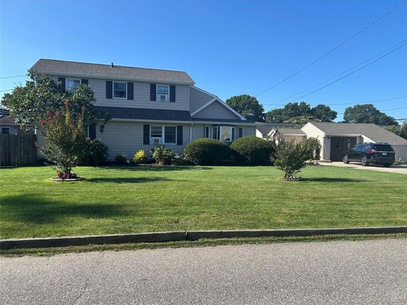 208 Ford Street, Holbrook NY 11741