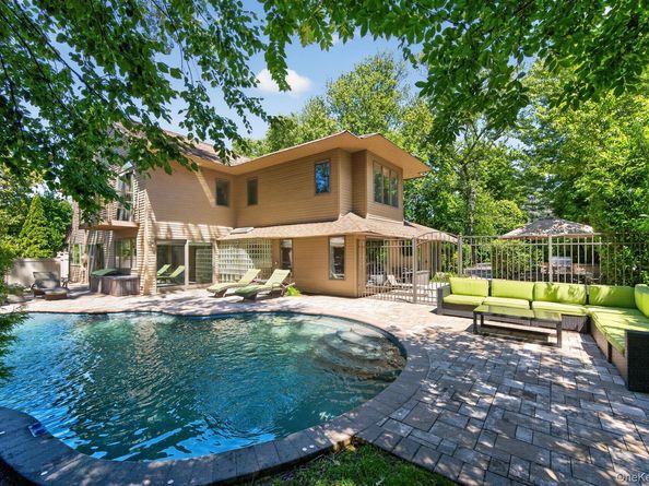 12 Locust Lane, Roslyn Heights NY 11577