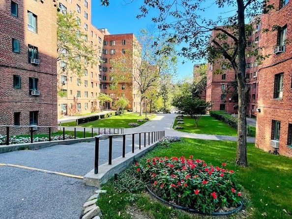 1686 Metropolitan Avenue 4H, Bronx NY 10462