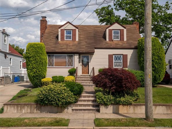 9 Satterie Avenue, Valley Stream NY 11580