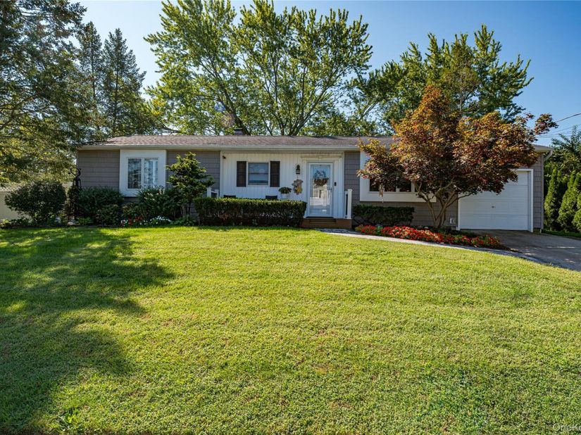 10 Stonehurst Circle S, Centereach NY 11720