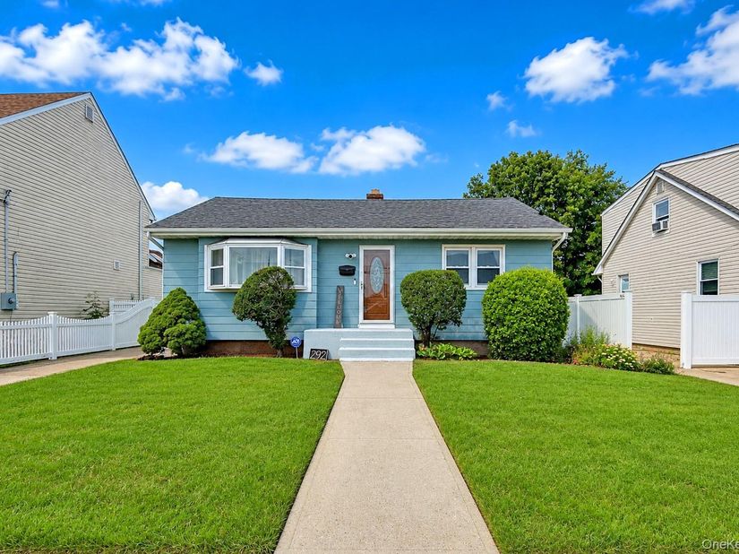 292 Roosevelt Avenue, Freeport NY 11520