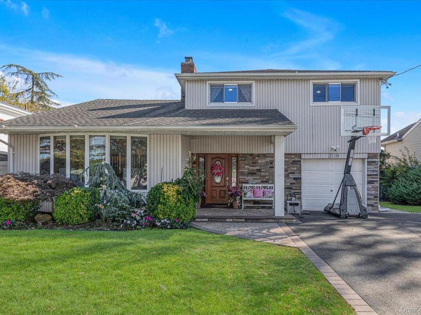 2116 Oliver Way, Merrick NY 11566