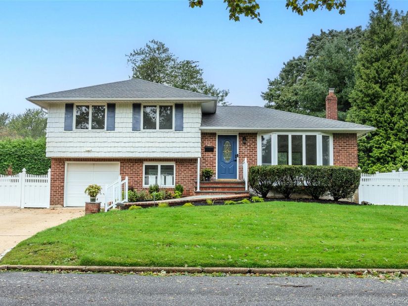27 Schoenfield Lane, Melville NY 11747