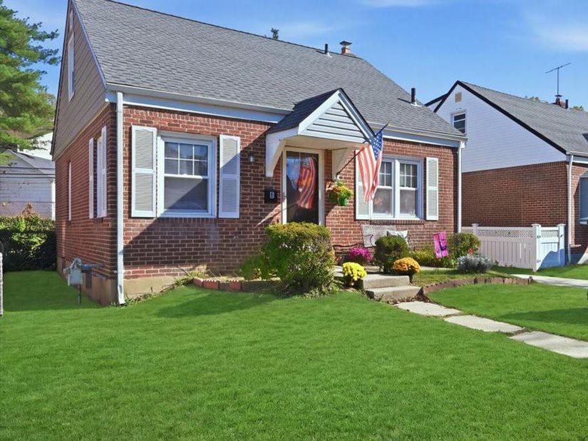 6 Wilton Street, New Hyde Park NY 11040