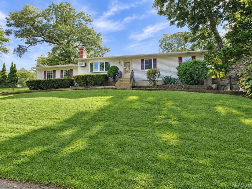 2 Renwick Road, Ronkonkoma NY 11779