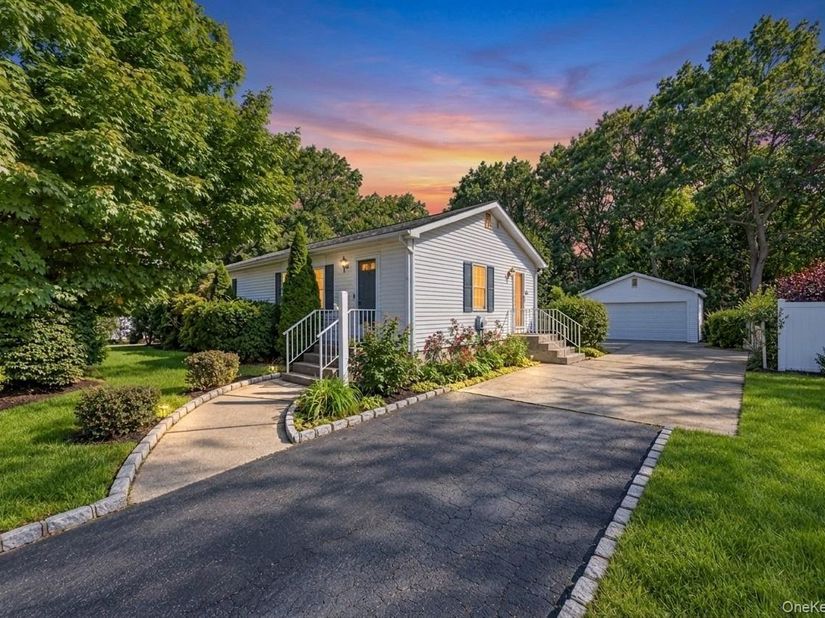 346 Jamaica Avenue, Medford NY 11763