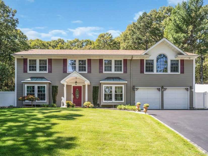 43 Stonehurst Lane, Dix Hills NY 11746