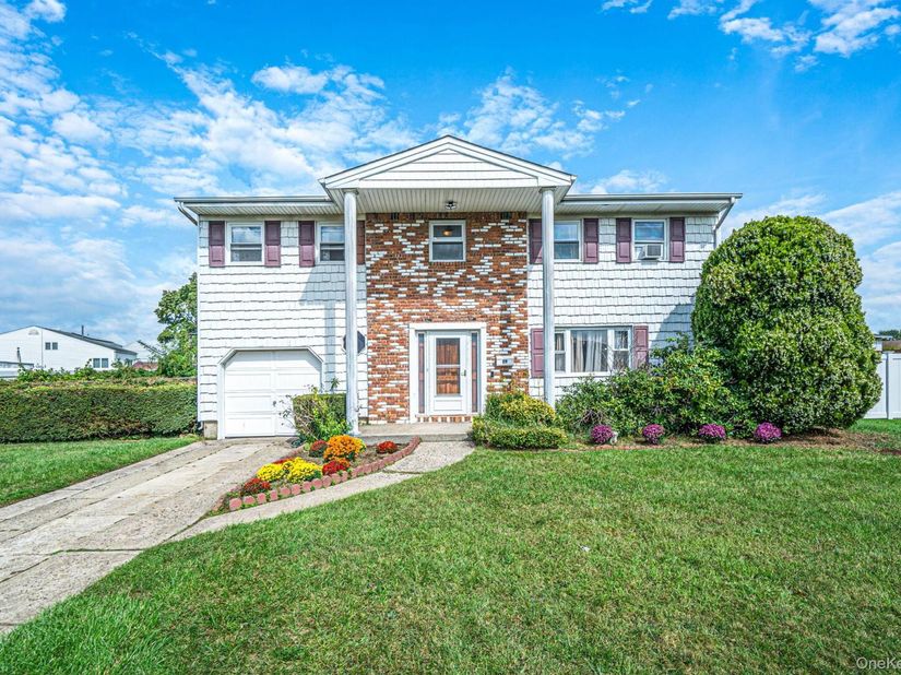29 Sunshine Lane, Amityville NY 11701