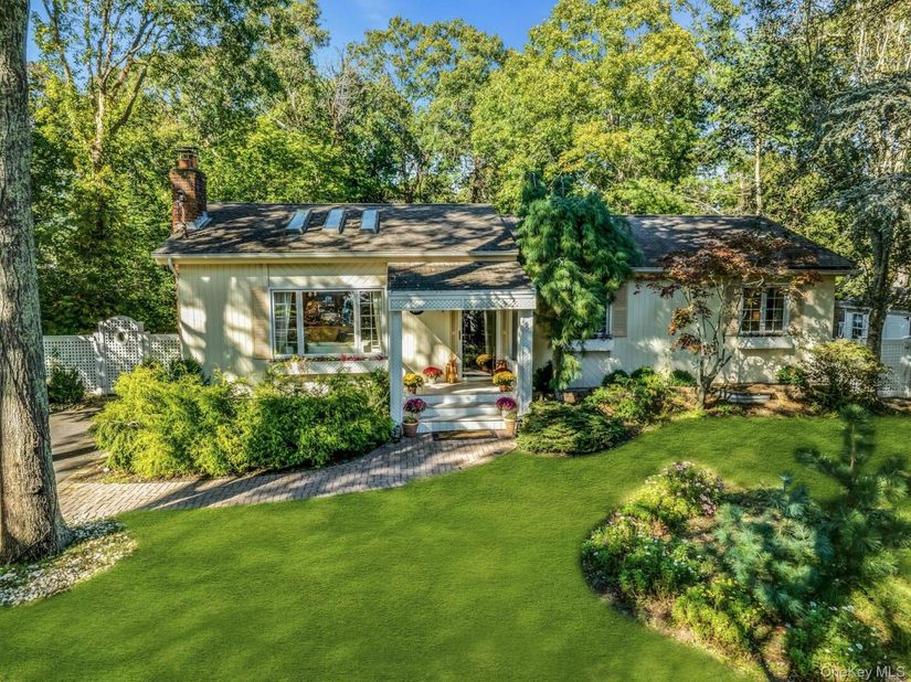 111 E Bay Avenue, Hampton Bays NY 11946
