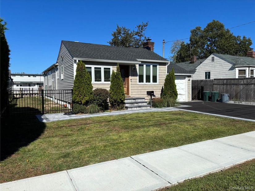 5 Barry Road, Amity Harbor NY 11701