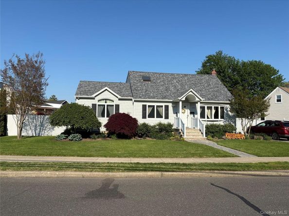 104 Phyllis Drive, Lindenhurst NY 11757