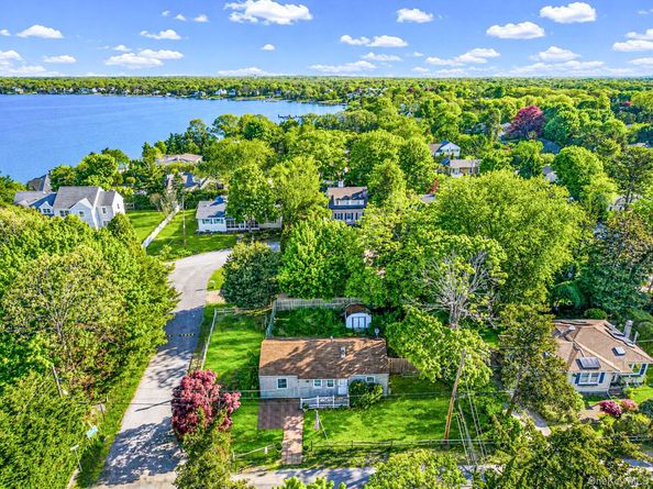 20 Elder Avenue, Hampton Bays NY 11946
