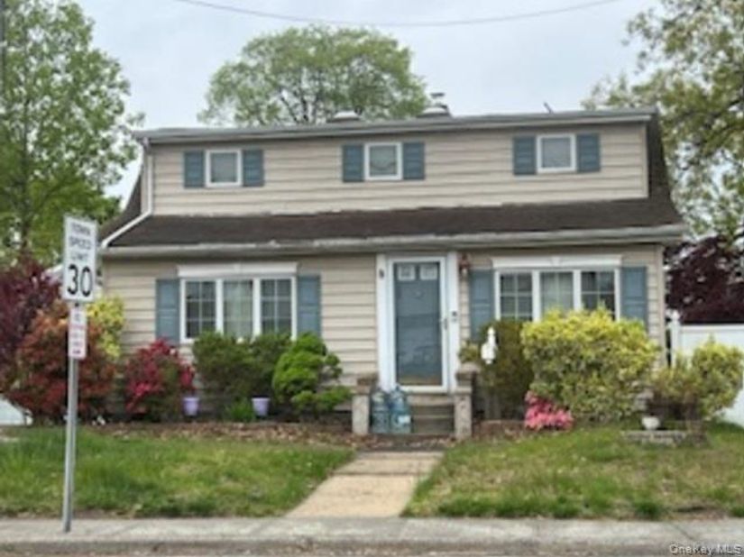 656 E Meadow Avenue, East Meadow NY 11554