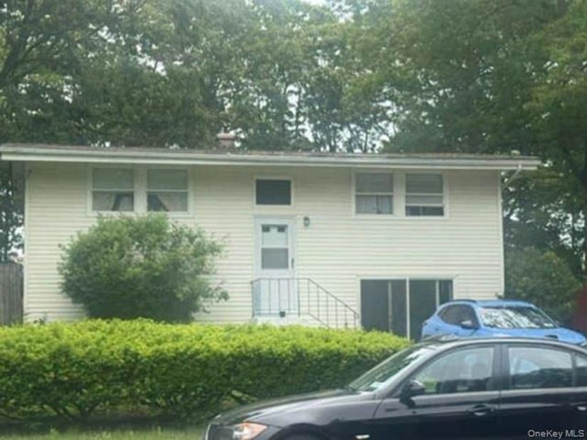 12 Arrowhead Lane, East Setauket NY 11733