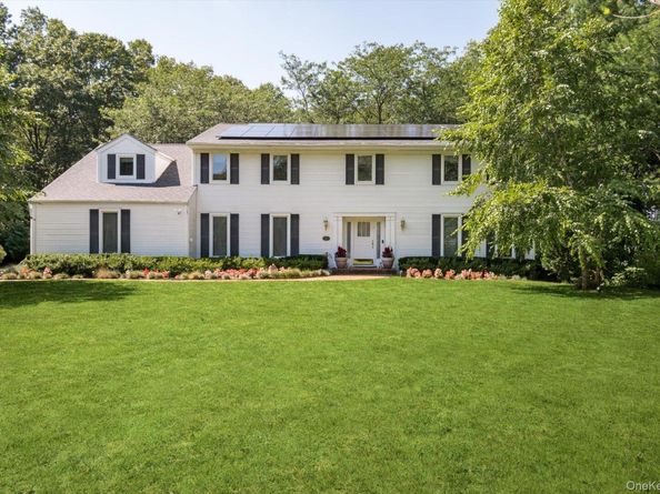 251 Baird Court, Woodbury NY 11797