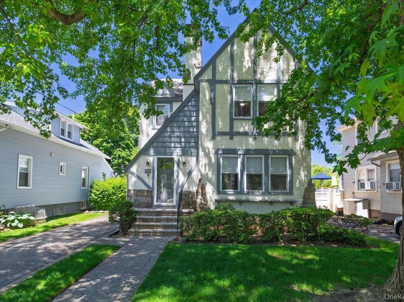 89 Lexington Avenue, Malverne NY 11565
