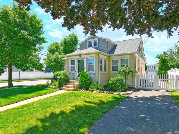 2478 S Saint Marks Avenue, Bellmore NY 11710