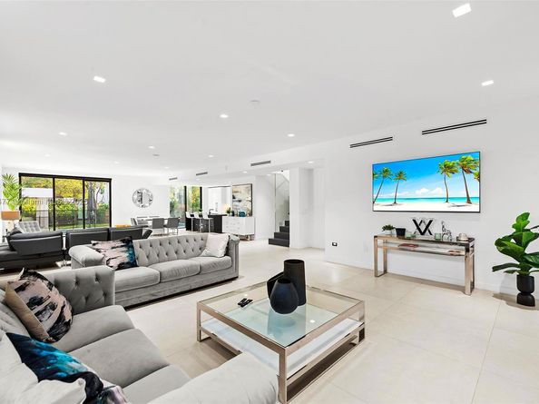 2572 NE 182nd Ter, North Miami Beach FL 33160