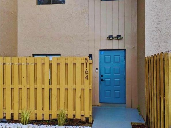 5164 S University Dr, Davie FL 33328