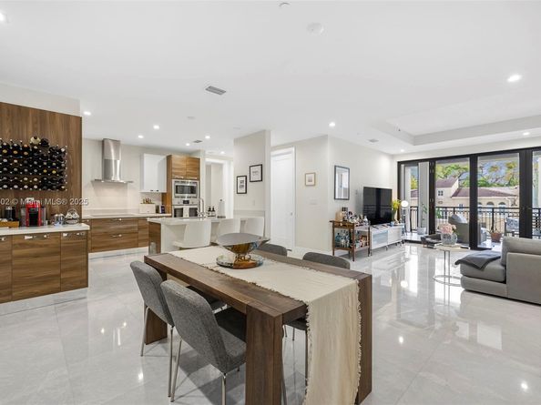 718 Valencia Ave 206, Coral Gables FL 33134