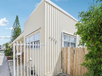 7975 Crespi Blvd, Unit 2
