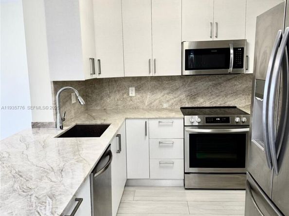 401 Golden Isles Dr 701, Hallandale Beach FL 33009