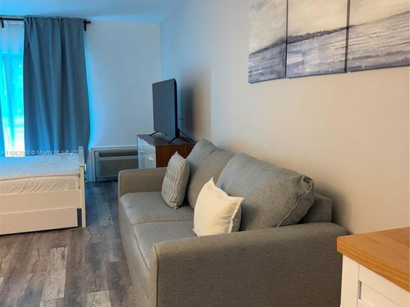 400 Kings Point Dr 105, Sunny Isles Beach FL 33160