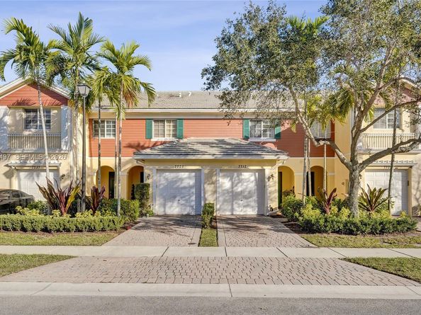 7717 Paddock Pl, Davie FL 33328