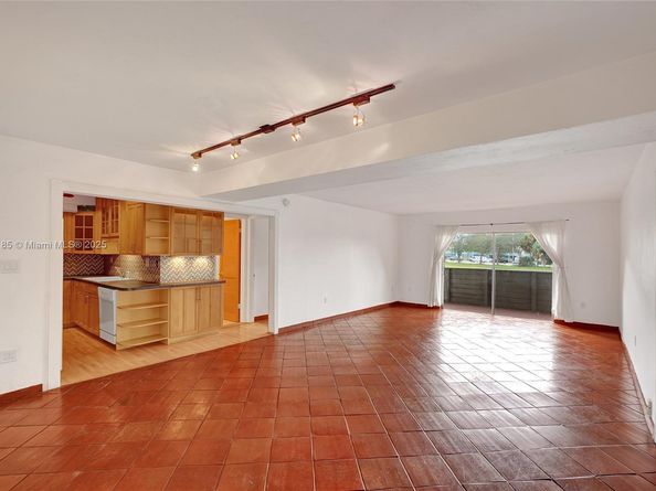 8335 SW 72nd Ave 205D, Miami FL 33143