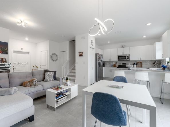 561 NW 204th St, Miami Gardens FL 33169