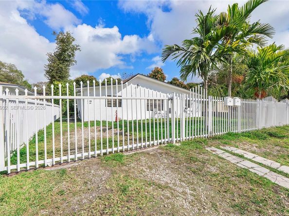 1563 NE 148th St, Miami FL 33161