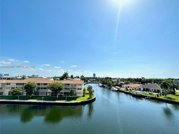 437 Golden Isles Dr 4J, Hallandale Beach FL 33009