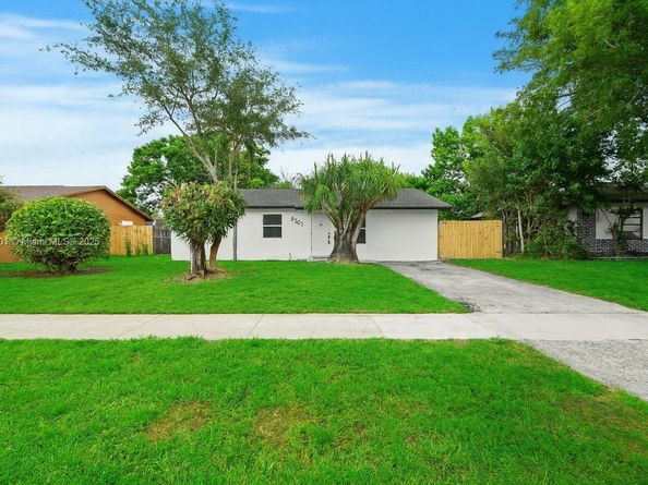 8201 SW 7th Ct, North Lauderdale FL 33068