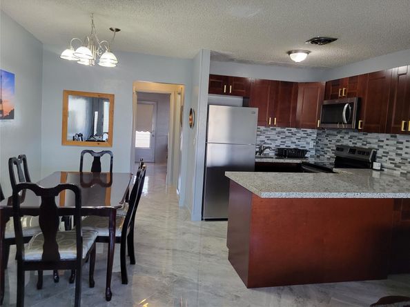 800 SW 11th Ave 17, Hallandale Beach FL 33009