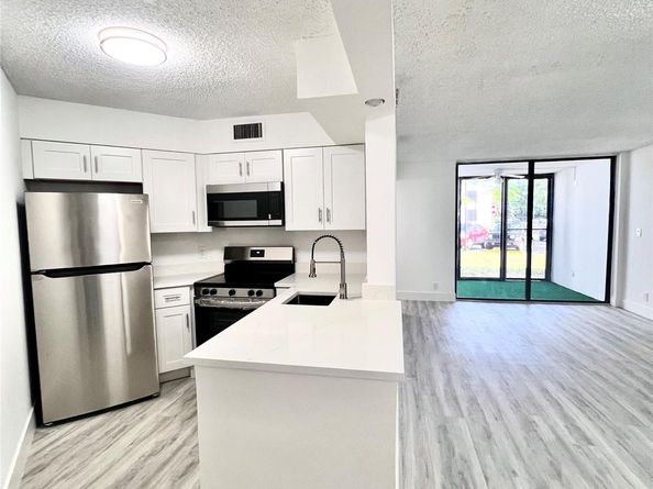 214 Lake Pointe Dr 103, Oakland Park FL 33309