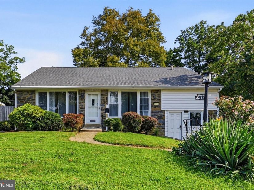 2211 Rhonda Road, Broomall PA 19008