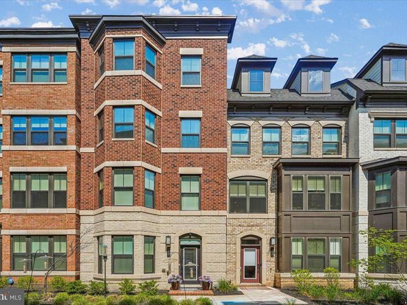 110 NW Market Square NW 24, Vienna VA 22180