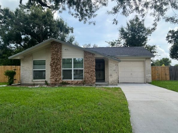 10911 Lockgate Lane, Houston TX 77048
